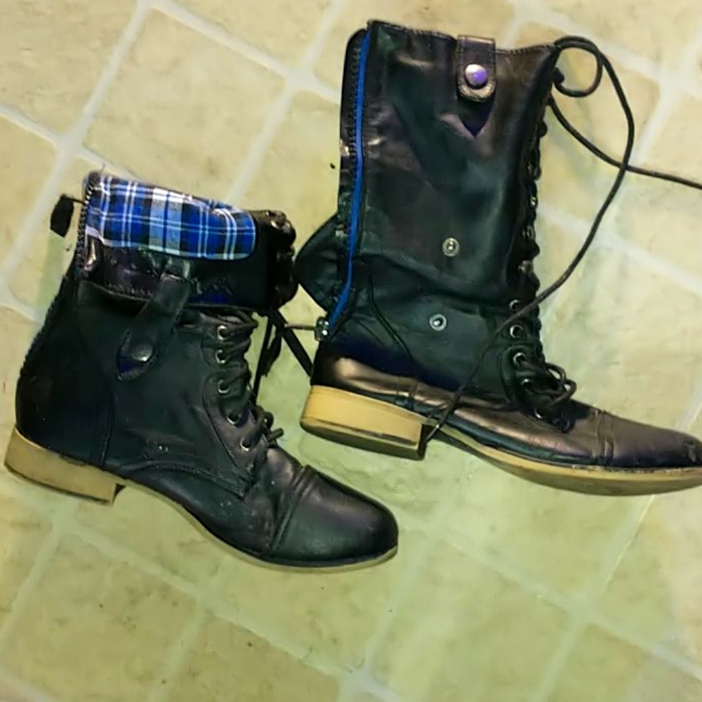 8.5 ladies black boots w blue plaid interior